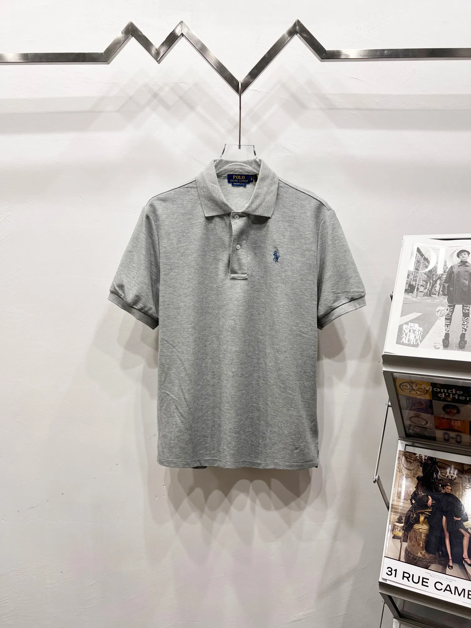 P140 Ralph Lauren Ralph Lauren two-button classic pony embroidered polo shirt short-sleeved T-shirt men's polo This Polo shirt is a timeless "elegant man" in the wardrobe. The dark blue background + classic equestrian embroidery, Ralph Lauren's classic DNA will make your heart beat at a glance! The lapel design has a sense of elegance, and the two white buttons are perfect details. It is refreshing when worn alone, and it is also very elegant when paired with a suit. Color: Gray Size: M-XXL